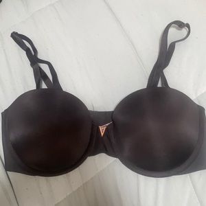 Victoria’s Secret strapless bra, 34B